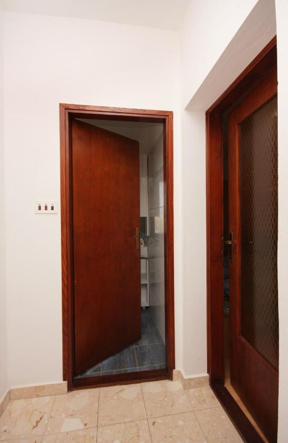 Apartments And Rooms With Parking Space Vrbnik, Krk - 5301 Exterior photo